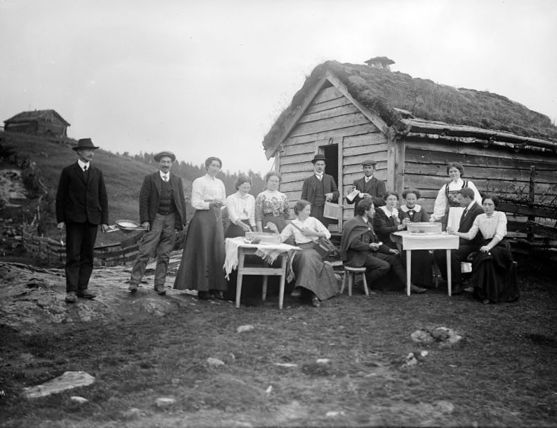 #1 A group of people gathered outside Bakkeselet mountain hut at Brulandsstølen mountain farm