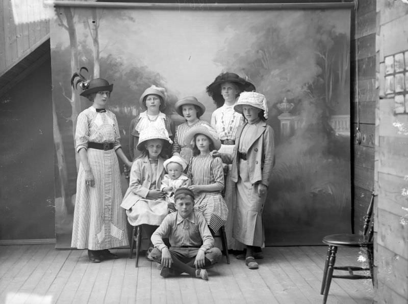 #18 Group portrait from Fauske’s studio in Førde