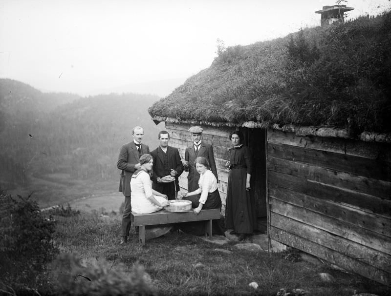 #2 A group of people gathered outside Steinaselet mountain hut at Halbrendsstølen monutain farm