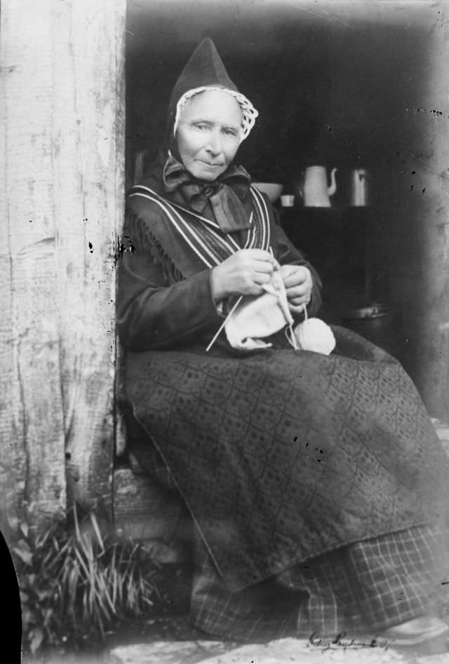 #32 Portrait of a knitting woman