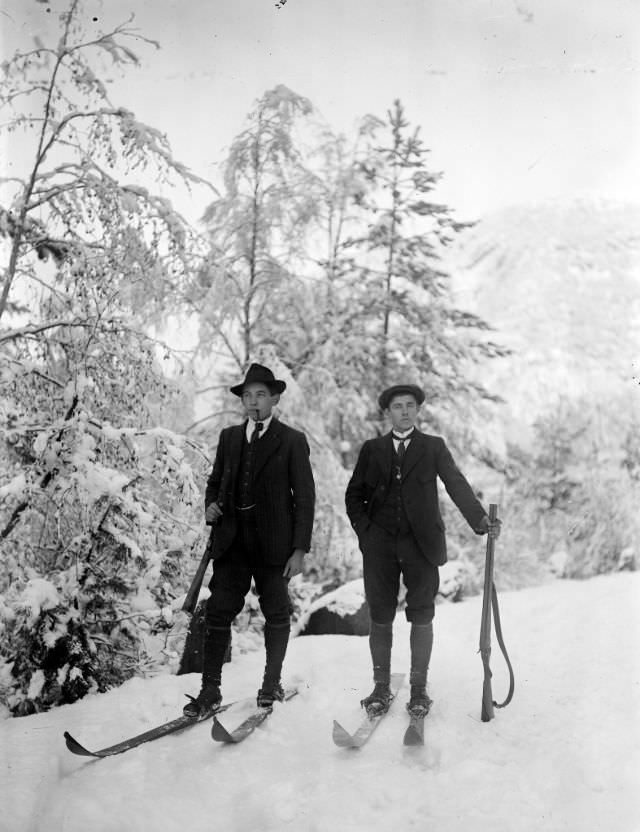 #33 Ragnvald Halbrend and Hermann Grimeland skiing