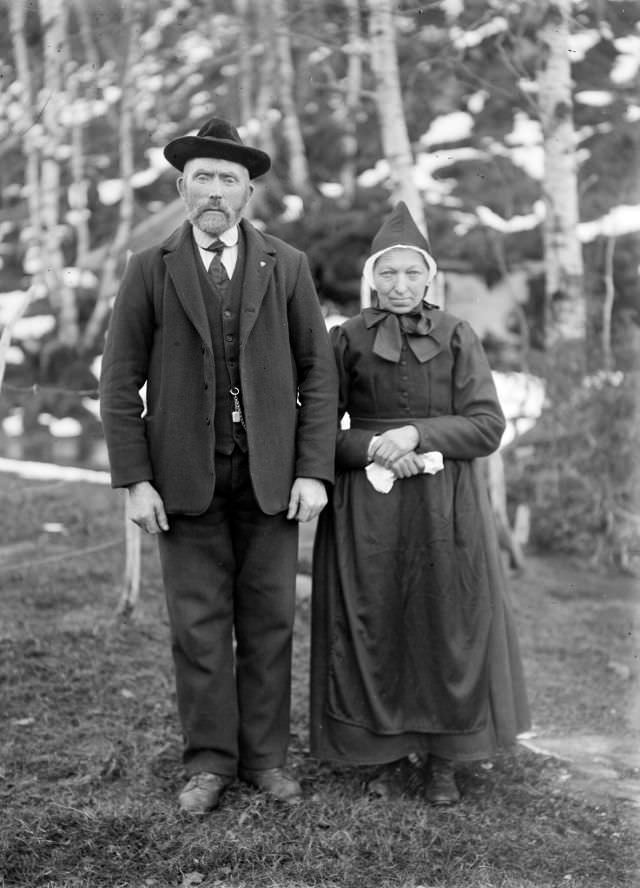 #8 Andreas Andersson Holsen (b. 1862) and Severine Kristiansdotter Holsen (b. 1854) photographed on the occation of the wedding of their son Kristoffer Nikolas A. Holsen