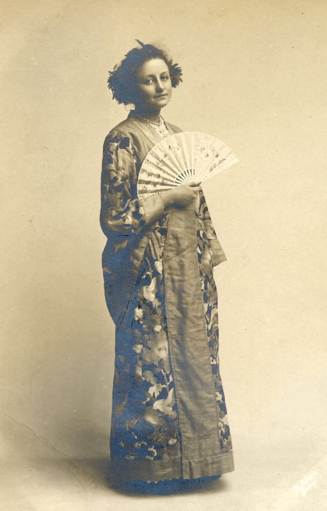 #24 Lady in a kimono with a fan