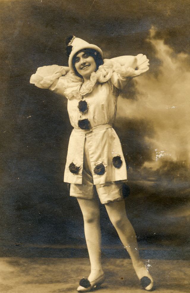 #33 On the back: “Cissie Hamilton (and very nice too) 1913”