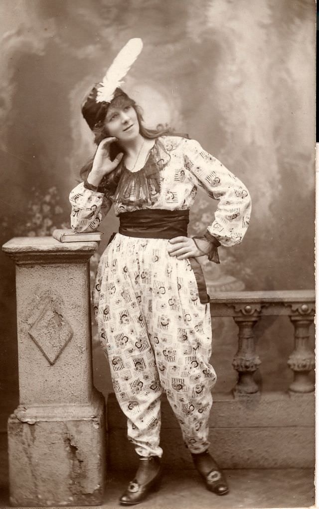 #5 A woman who performs with pierrots