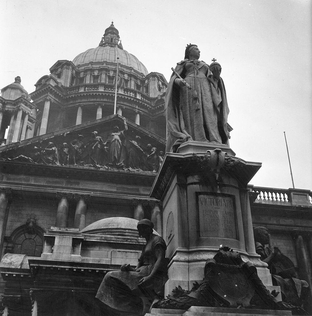 #7 A statue of Queen Victoria outside Belfast City Hall, 1950.