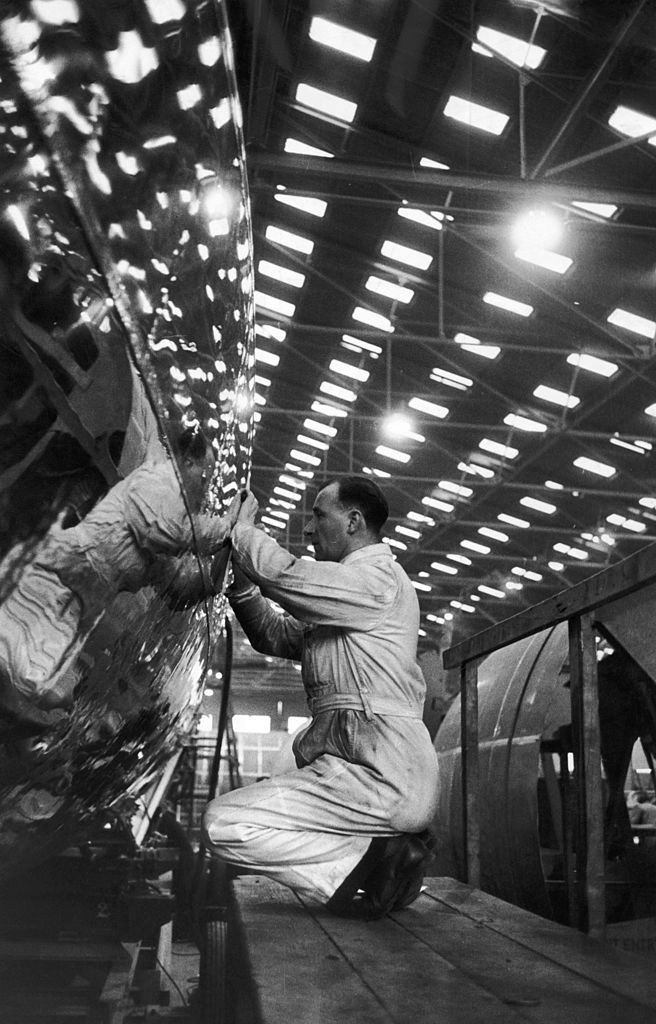 #33 Students walking around Queen’s College in Belfast, 1954.