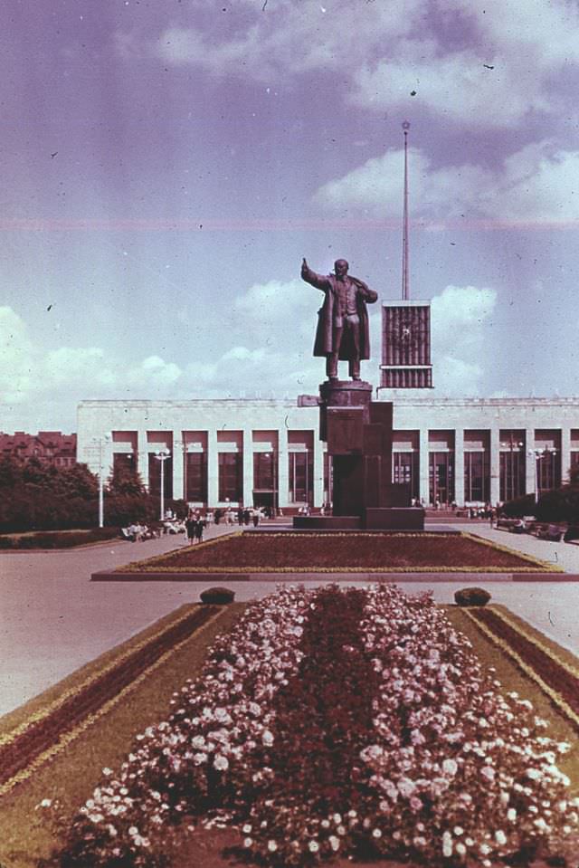 #32 Lenin monument at the Finland Station, 1968