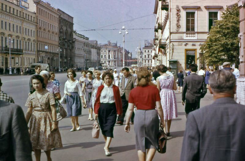 #52 Leningrad street scenes