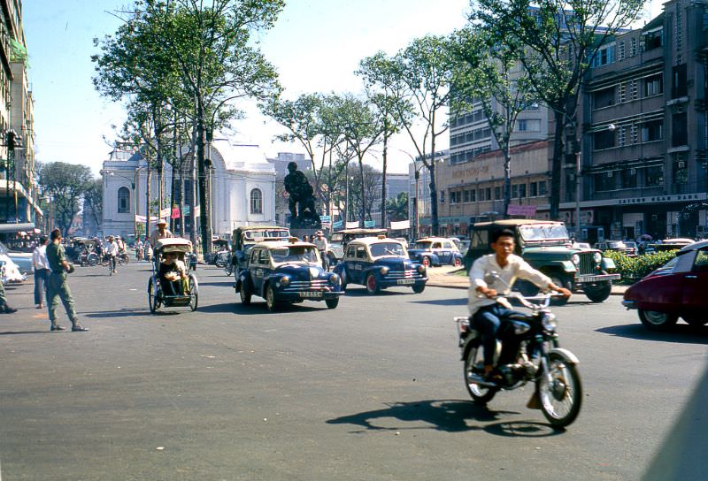 #56 Le Loi boulevard, Lam Son square with Marines statue and far is Lower House of RVN, Saigon, 1968