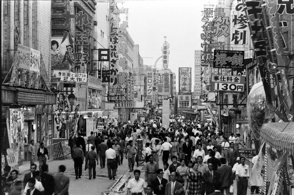 #41 People gathering in the street to watch a film, Vietnam, August 1963