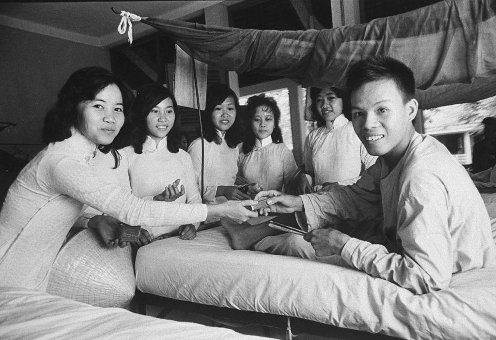 #47 Students from Saigon’s Gia Long College vist soilders wounded in Cong Hoa Military Hospital, 1963.