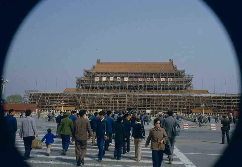 #52 Tian’anmen and passers-by