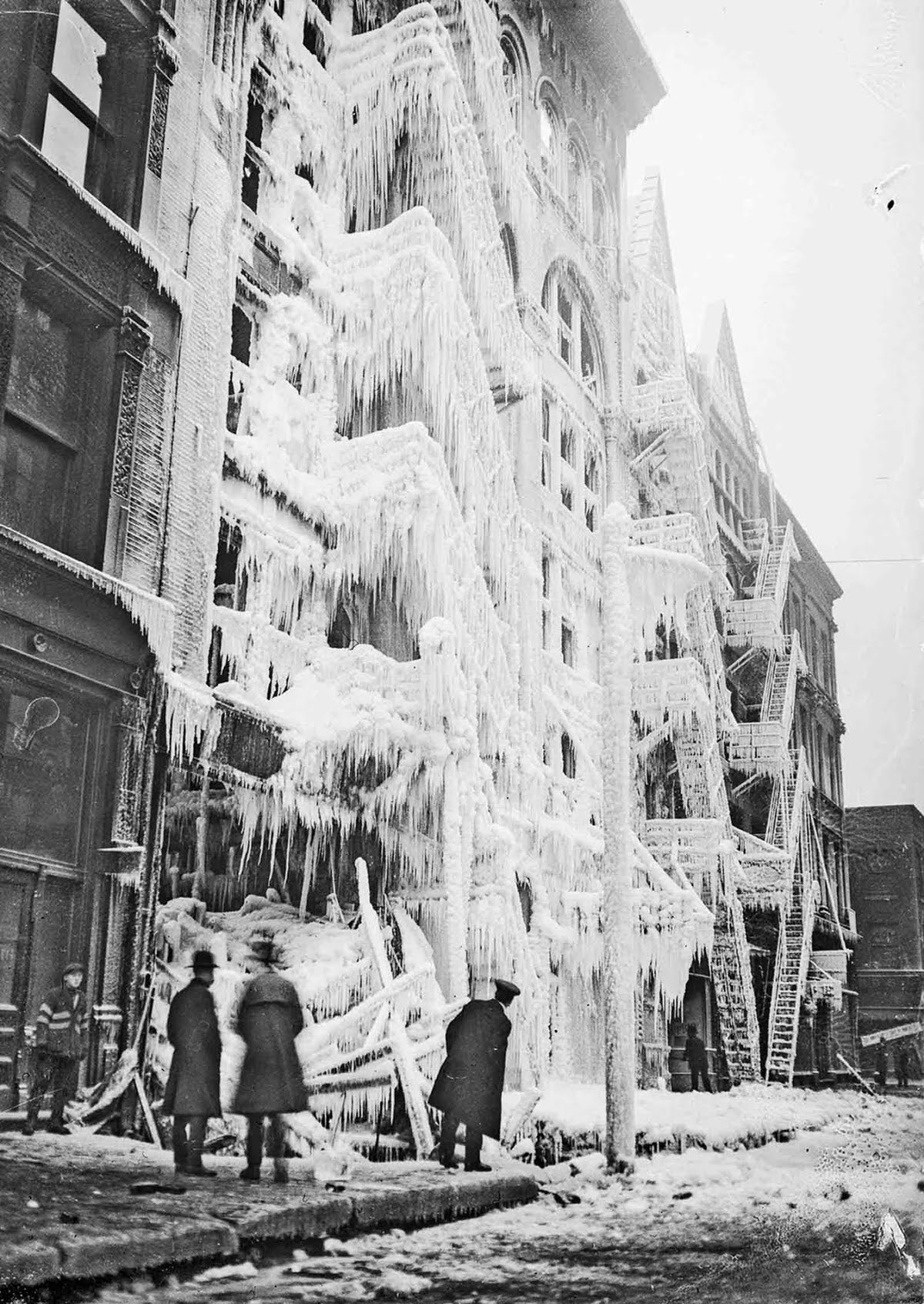#4 The remains of the Eureka building in Chicago, 1920.