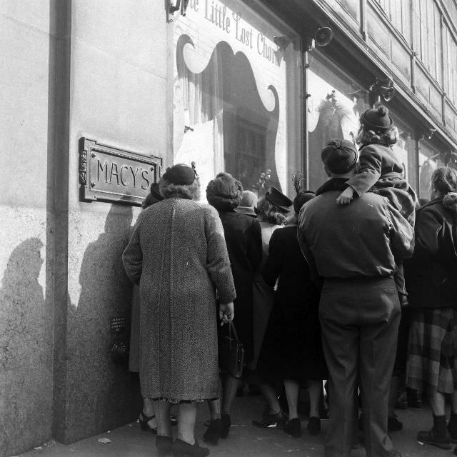 #5 People gathering in the entrance.