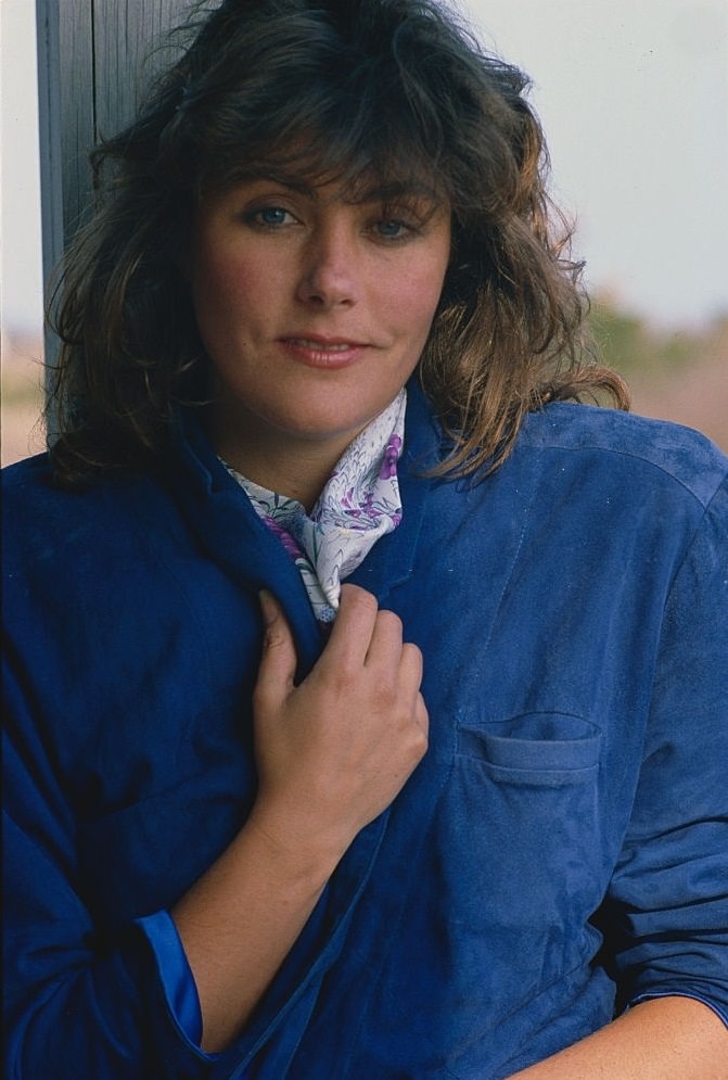 #32 Laura Branigan in blue dress, 1980.
