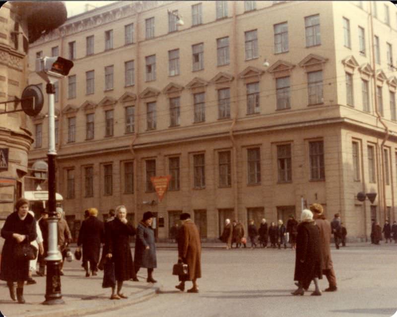 #20 Nevskiy Prospekt street scene, Leningrad, 1976