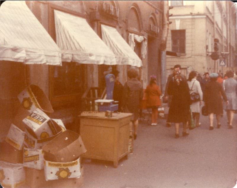 #27 California lemons in Leningrad near Liteynyy Prospekt, all sold out by this time, 1977