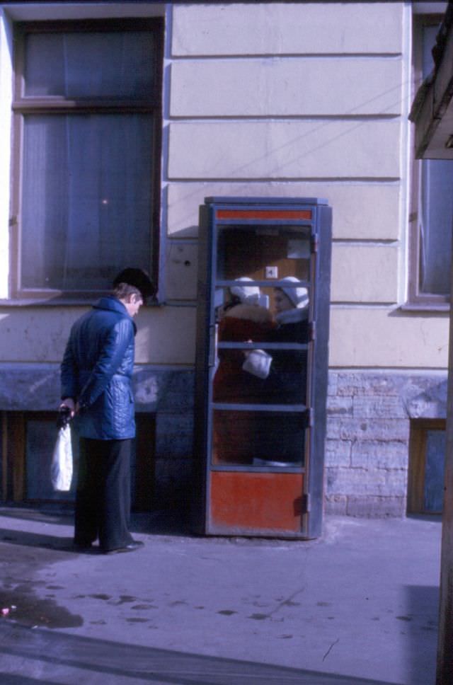 #59 Soviet telephone booth, Leningrad, 1977