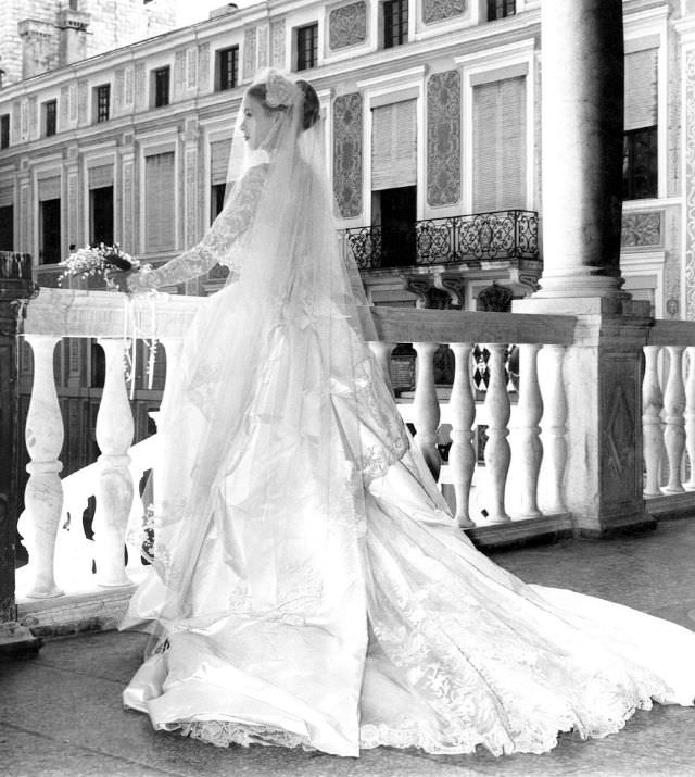 #6 Grace Kelly in her wedding dress, 1956