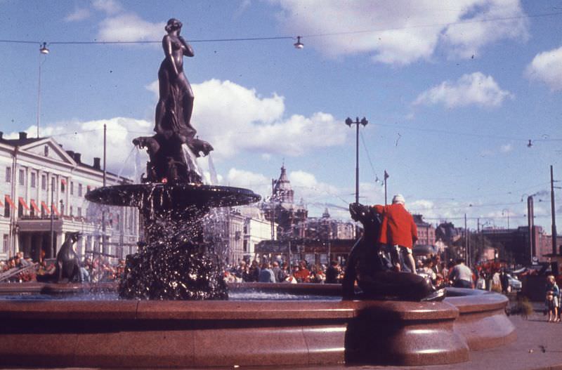 #28 Market Square and Fountain (Havis Amanda), Helsinki, 1968