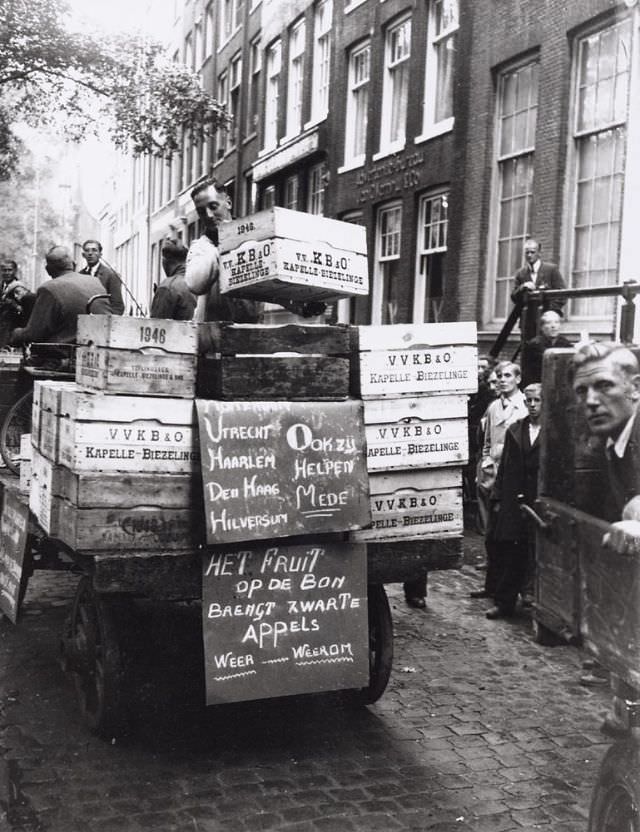 #10 Demonstration of fruit farmers against the government policy ‘The fruit on the voucher brings back black apples … again’, Nieuwezijds Voorburgwal,.Amsterdam, September 5, 1946