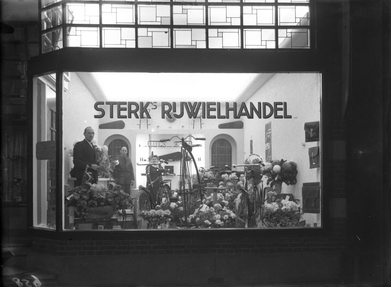 #15 Showcase of Sterk’s Rijwielhandel. Amsterdam, December 3, 1946