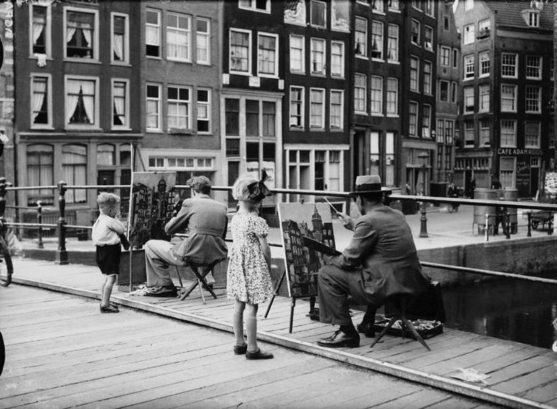 #26 Painters on the bridge at the Oudezijds Kolk, children watch. Amsterdam, July 1947
