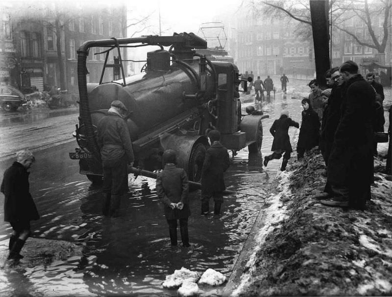 #28 Swine suction dredger in action in case of flooding caused by thaw, Westermarkt. Amsterdam, March 11, 1947