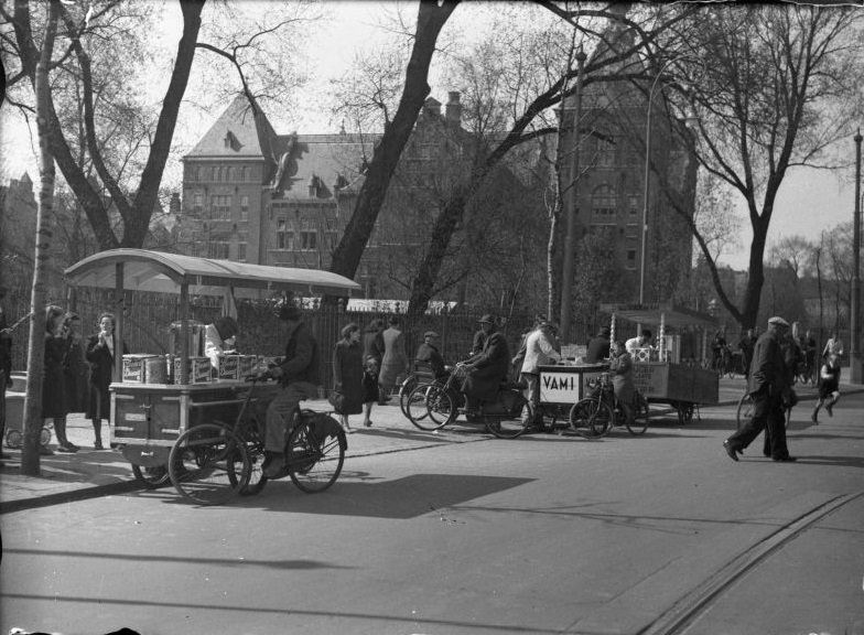 #30 Three ice cream carts in a row at the Oosterpark and the Tropenmuseum. Amsterdam, 1947