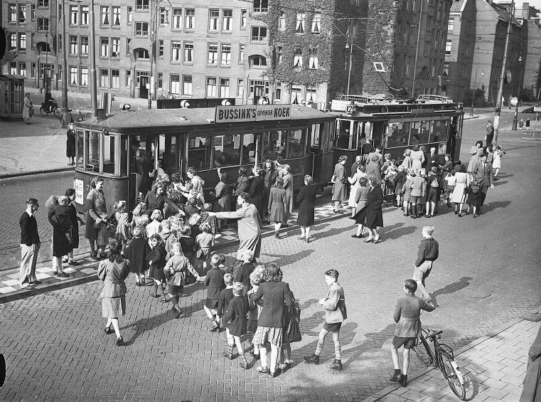 #34 Children leave with tram 12 to S.I.V.A. Kinder-Vakantieschool Westeroord at the Hemweg, the corner of Javastraat and Javaplein. Amsterdam, July 19, 1948