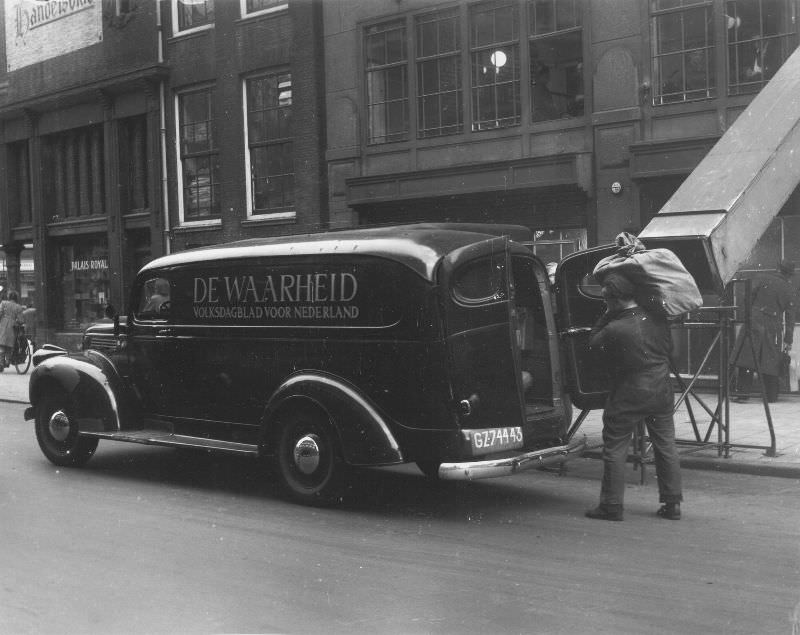 #36 Expedition car from De Waarheid Volksdagblad for the Netherlands at the printing office on the corner of Paleisstraat and Nieuwezijds Voorburgwal. Amsterdam, November 1948