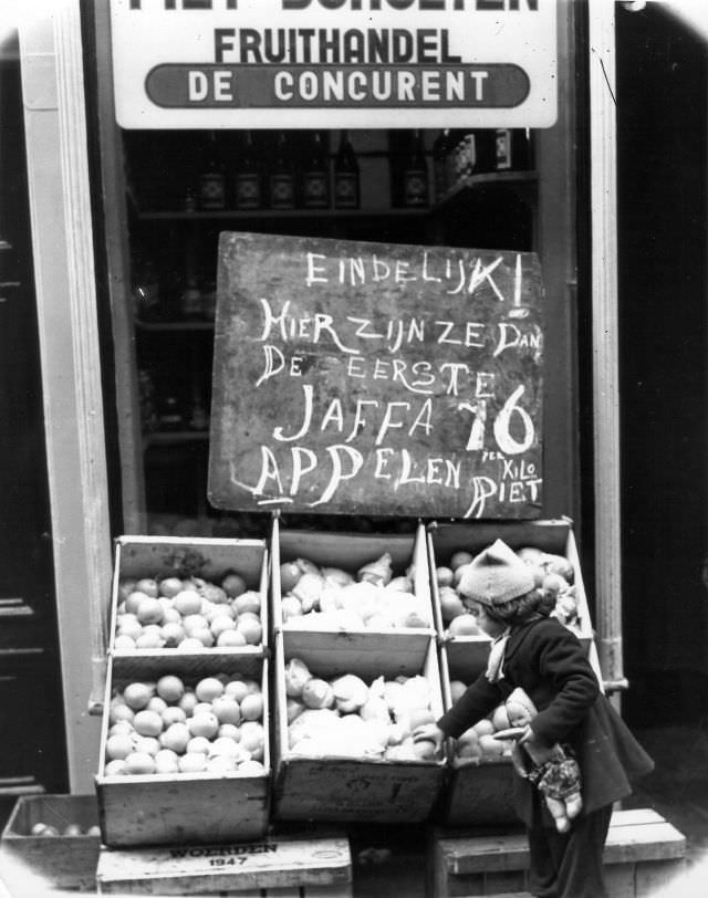 #37 Fruitshandel ‘De Concurrent’ from Piet Scholten has orange juice again: ‘Finally, here they are the first Jaffa apples, 16 (cents) per kilo, Piet’. Amsterdam, January 1948
