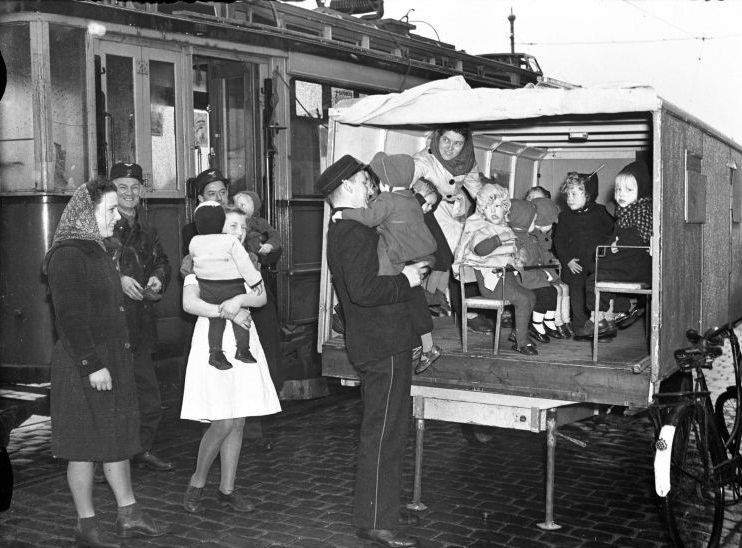 #44 Transport by cart from the depot Lekstraat to ‘t Kabouterhuis on the Amsteldijk. Amsterdam, April 1948