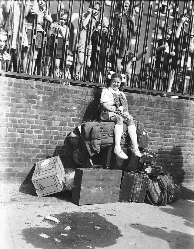 #47 Departure of the children from Kattenburg to the campsite of farmer Zander in Schoorl on behalf of Stichting Kinderuitzending ‘Eilanden’, August 1, 1949