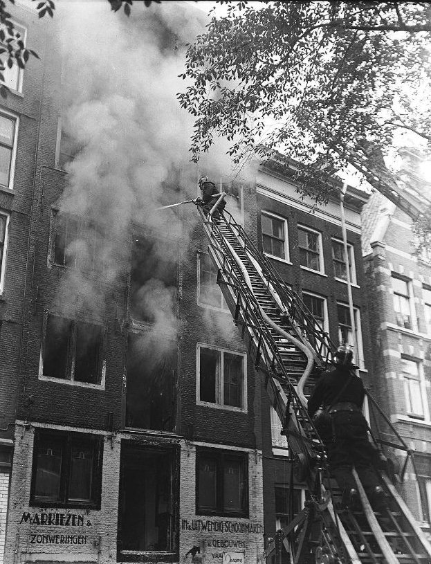 #48 Fire at a glassworks in an old warehouse on the Elandsgracht 15. Amsterdam, October 3, 1949