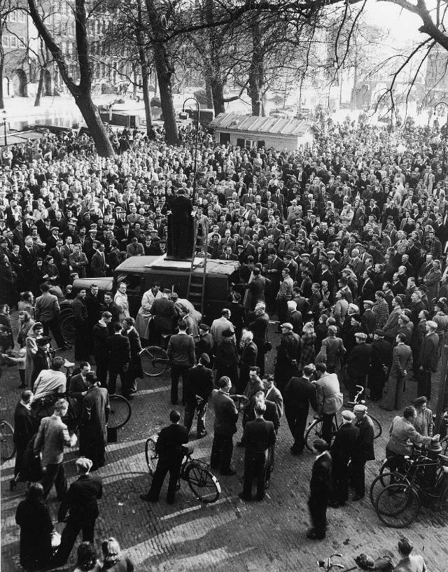 #50 Overview of the first CPN meeting for peace (anti NATO) at the Noordermarkt. Amsterdam, April 2, 1949