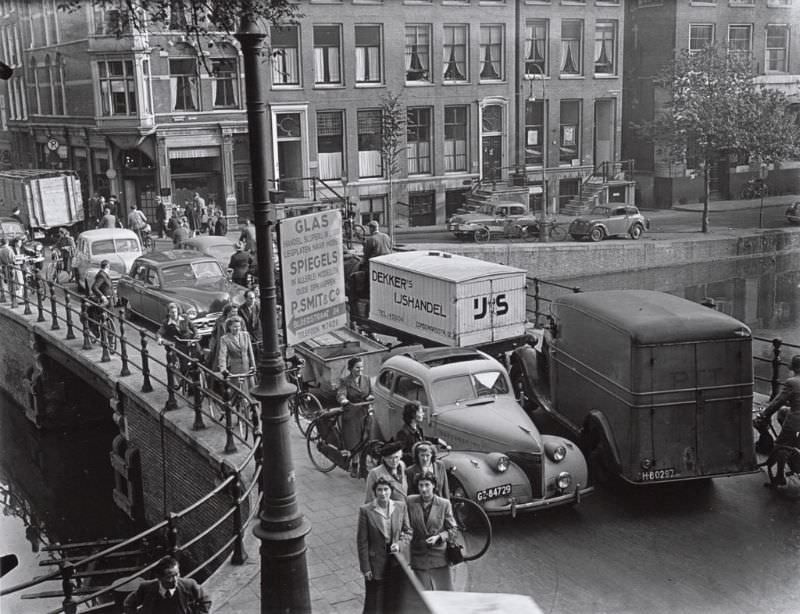 #51 Traffic on the bridge between the Oude and Nieuwe Hoogstraat over the Kloveniersburgwal. Amsterdam, October 13, 1949