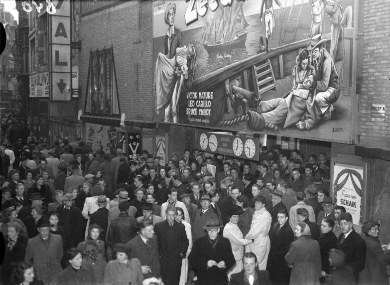 #9 Crowds for the movie Monkfish at cinema Cinema Royal, in the support act the singing wanderer Frans van Schaik, Nieuwendijk. Amsterdam, November 26, 1946