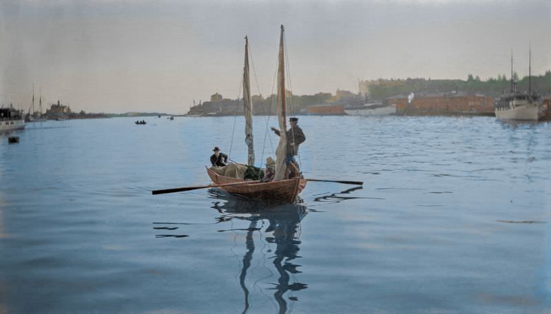 A small boat approaching Helsinki’s Southern harbor, 1900s.