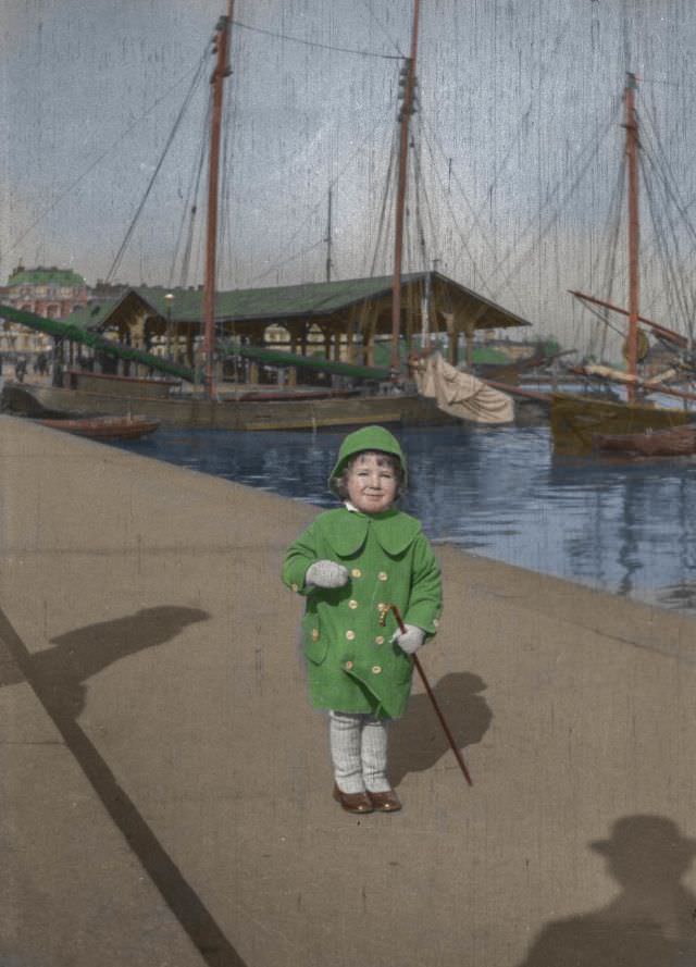 Finnish painter Hugo Simberg photographed his two year old son Tom in Helsinki’s Southern Harbour.