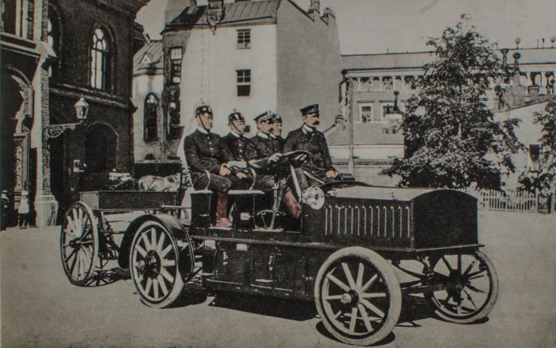 Helsinki’s first motorized fire truck, 1920s.