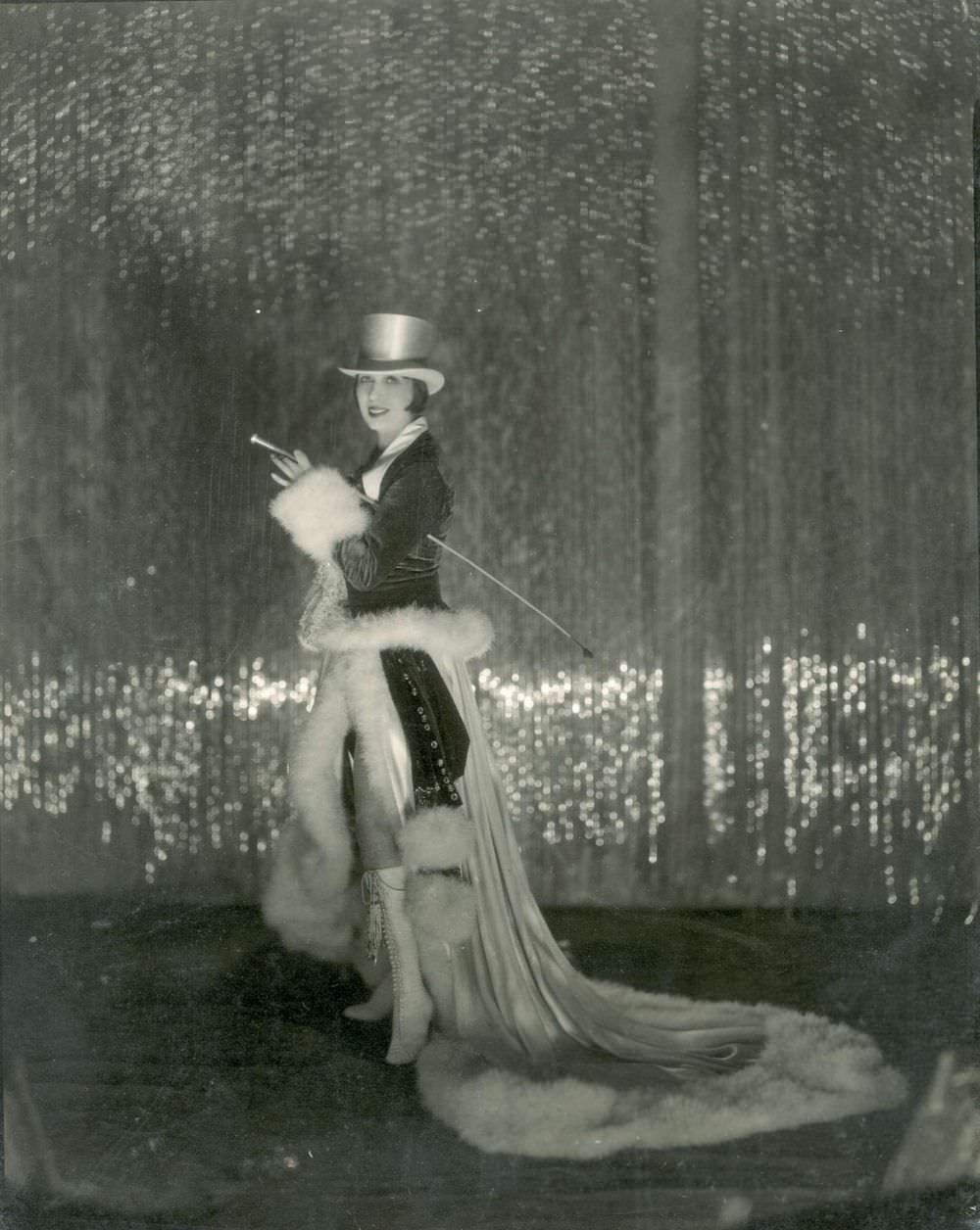 #4 Mistinguett in ‘La Revue Mistinguett’, Moulin Rouge, 1925.