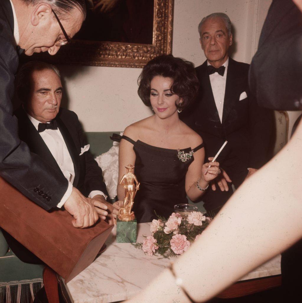 Elizabeth Taylor with an award for her role in the film ‘Suddenly Last Summer’.