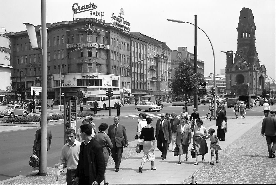 #18 Corner of Kurfürstendamm: Joachimsthaler Strasse in Berlin-Charlottenburg, 1957