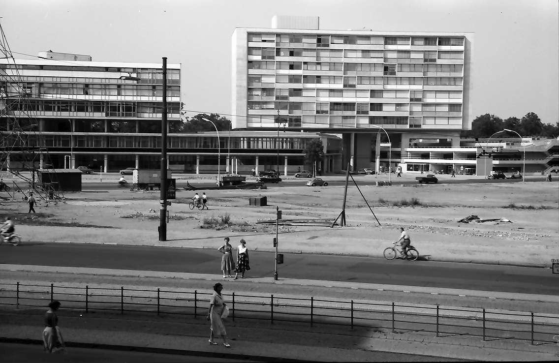 #21 Bundeveloped property of the Europa-Center to the Bikini-Haus, the small high-rise and the parking garage of the Zentrum am Zoo in Berlin-Charlottenburg. 1957