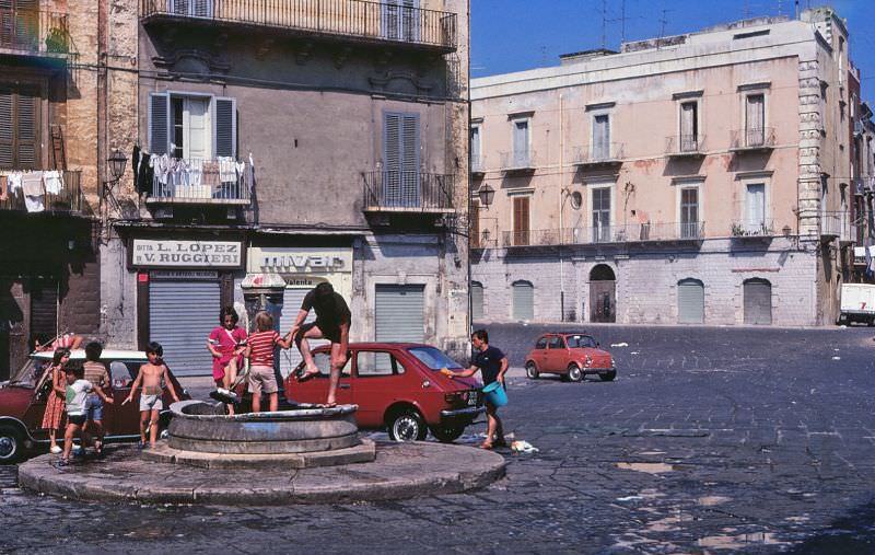 #10 Saturday afternoon wading and car washing at the fountain in Piazza Mercantile
