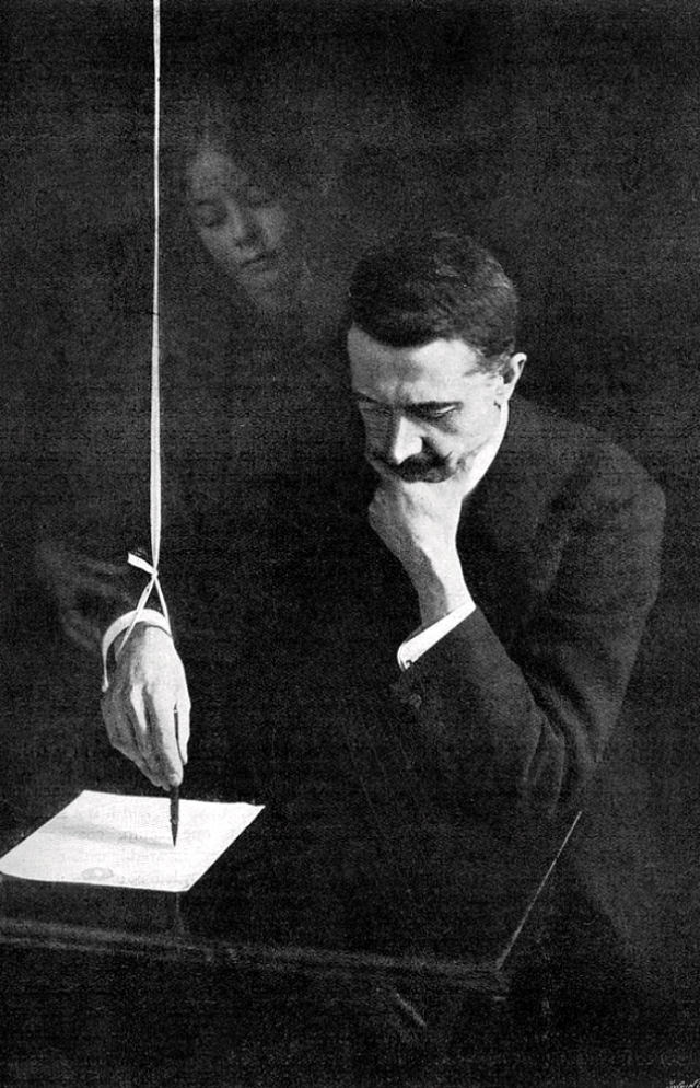 Fake Spirit Photographs: Magician Exposed Behind-the-scenes of Ghost Photography in the 1900s Weird