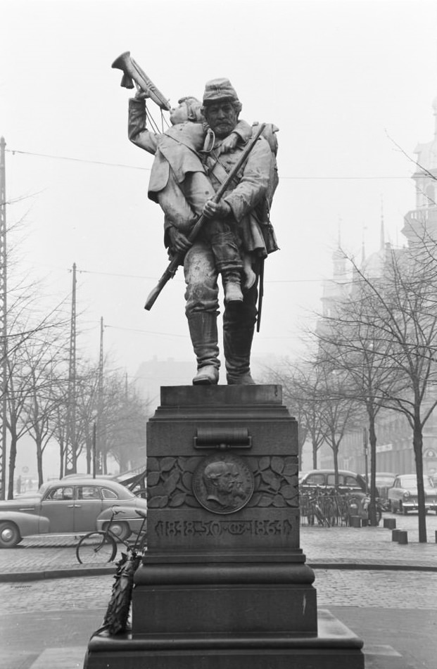 #18 Statue of a soldier carrying a bugler in Copenhagen