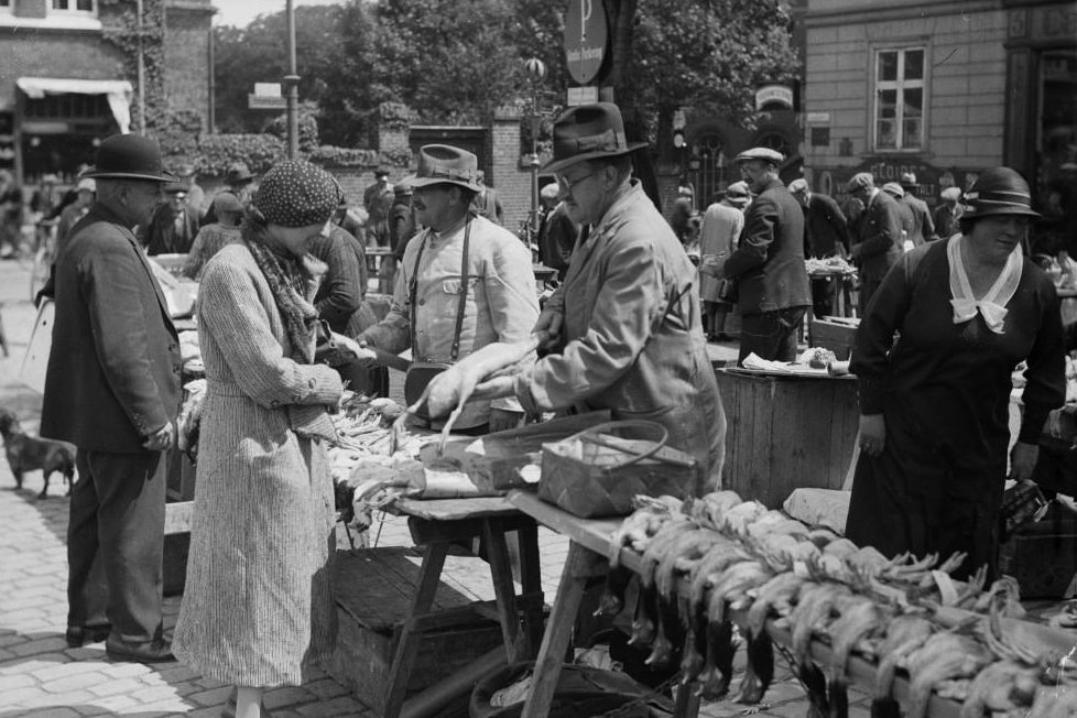 #25 Traders at the square in Odense